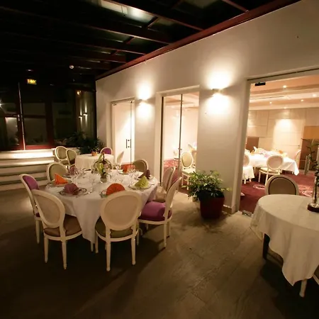 Logis Restaurant Le Fruitier ホテル ヴィルデュ・レ・ポエル